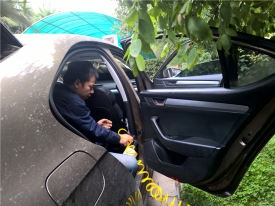 除甲醛公司工作人員在對(duì)汽車除甲醛處理